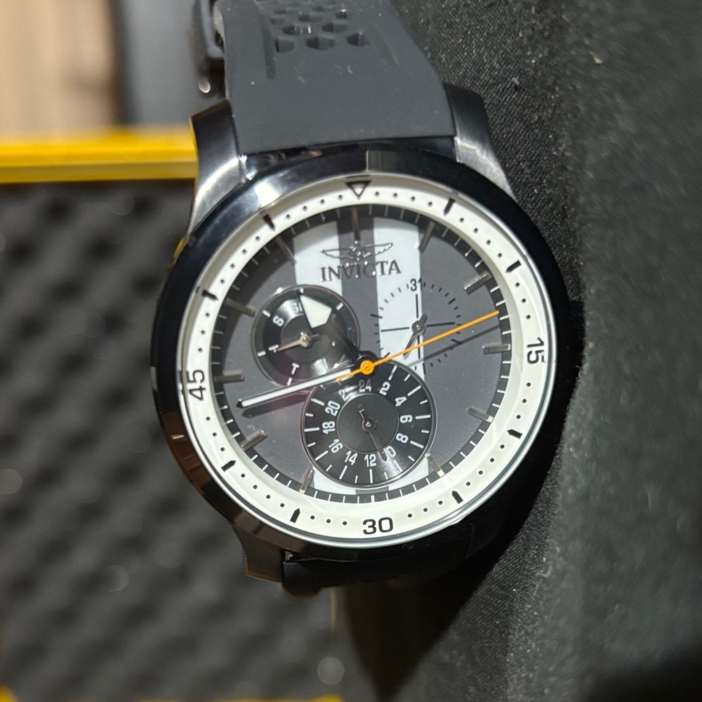 Invicta S1 Rally 27124 – 45 mm Charcoal Dial Quartz Chronograph, Silicone Strap